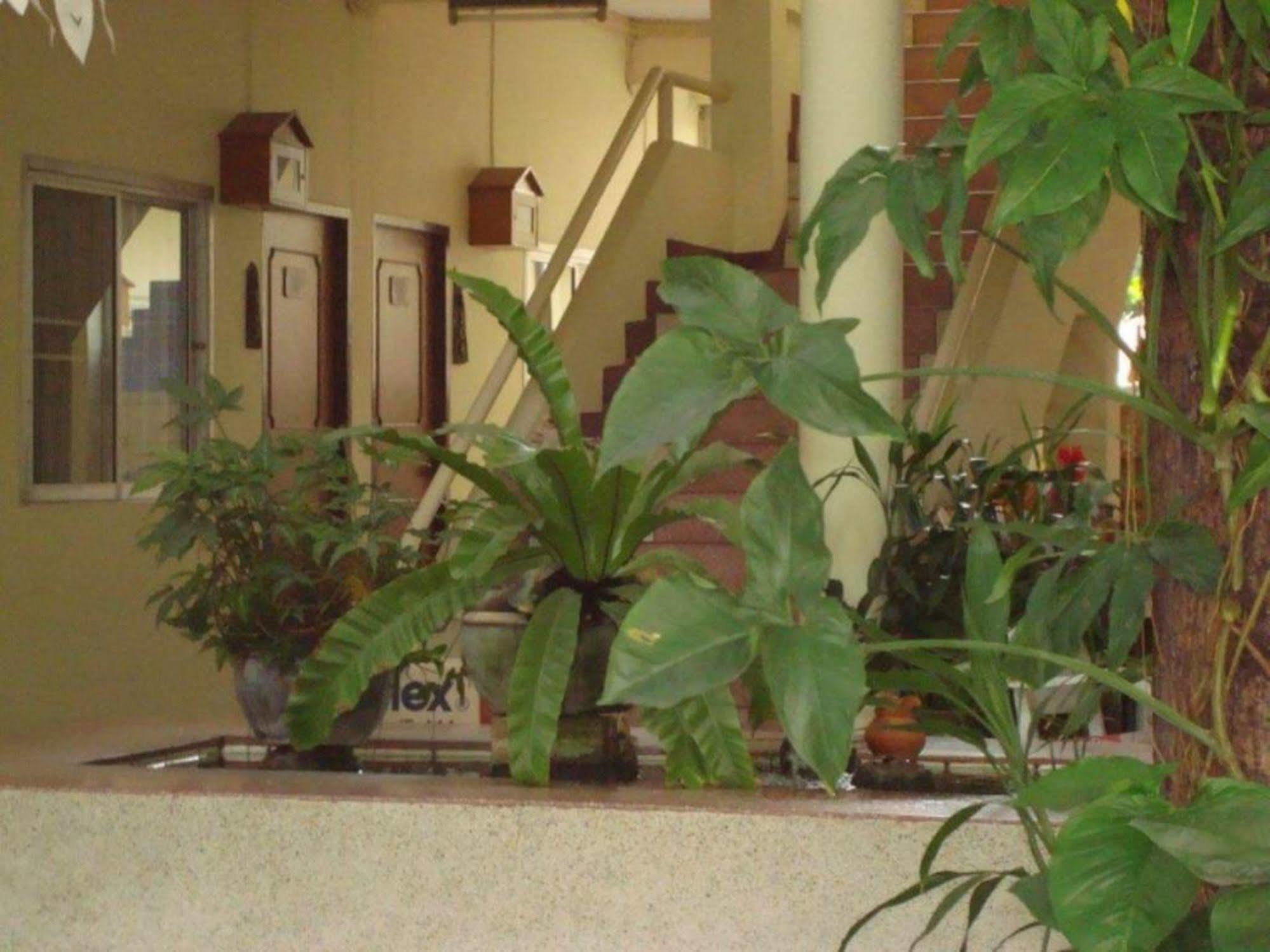 Safe House Court Hotel Chiang Mai Buitenkant foto